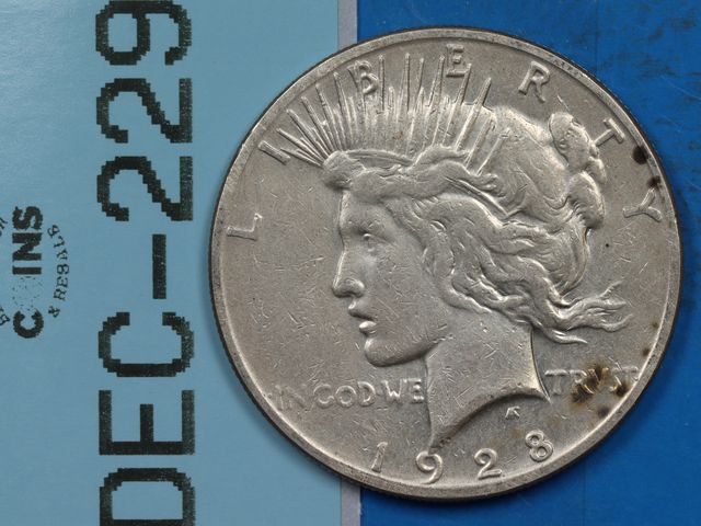 Lot 108-229 - 1928 SILVER PEACE DOLLAR * KEY DATE* EARLY U.S TYPE COIN SILVER