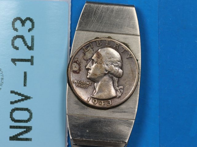 Lot 108-123 - 1943 SILVER WASHINGTON QUARTER ON MONEY CLIP