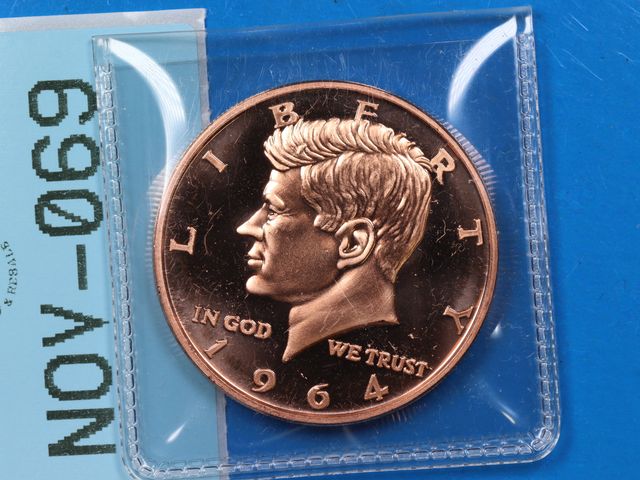 Lot 108-069 - 1oz 999 COPPER ROUND 1964 DATED KENNEDY HALF DOLLAR DESIGN BULLION ROUND