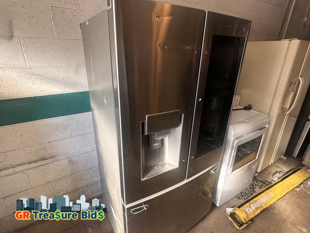 Lot 111-93627 - LG LFXC22596S /02 Refrigerator/Freezer French Door Refrigerator