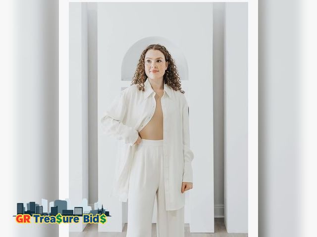 Lot 111-55535 - Size: M The Drop Women's Ivory Long Side Slit Tunic Shirt by @withloveleena