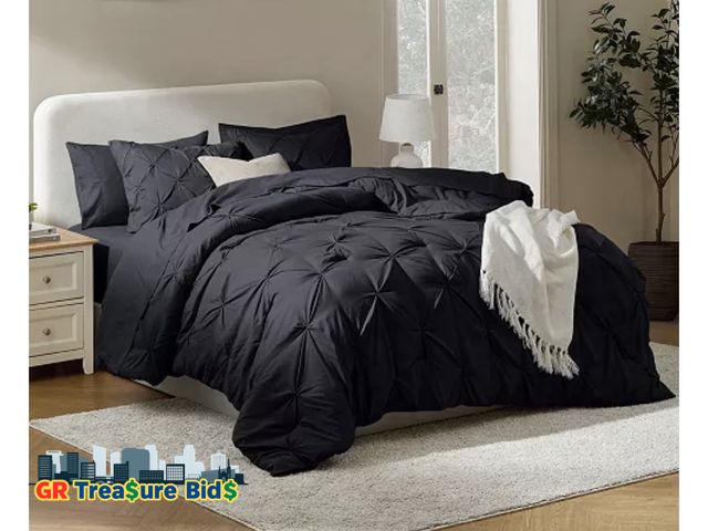 Lot 111-85676 - New Luxury Soft Pinch Pleat. Comforter Set, Full