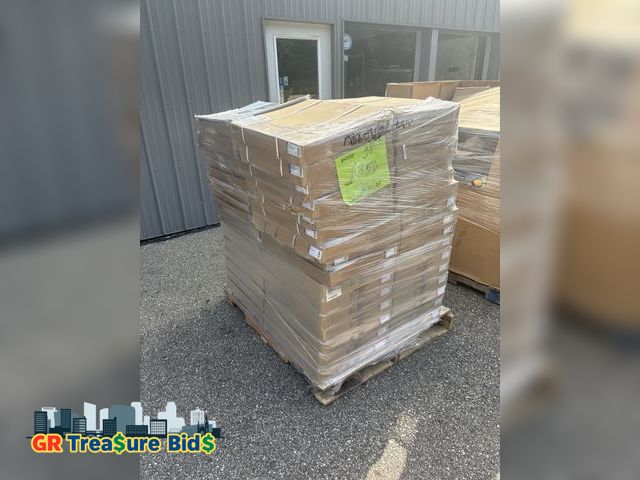 Lot 111-0146 - Skid New Blueline® 2025 Monthly Desk Pad Calendar, 12 Months, January to December, 22" x 17", Man's ...