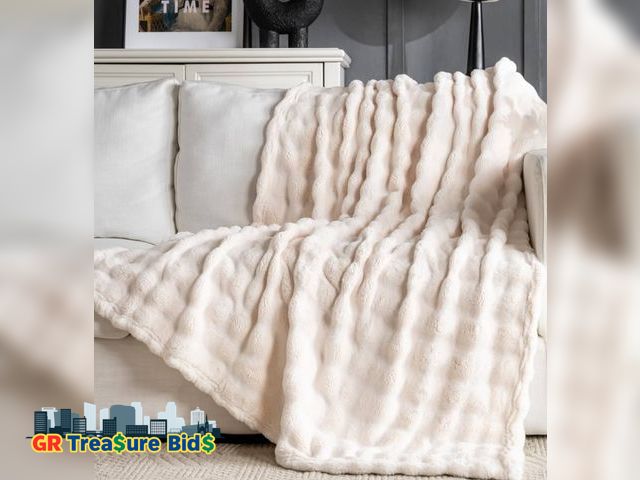 Lot 111-39155 - New Off White Faux Fur Throw Blanket for Couch, Soft Fluffy Bubble Blanket for Bed Sofa, Thick Warm ...