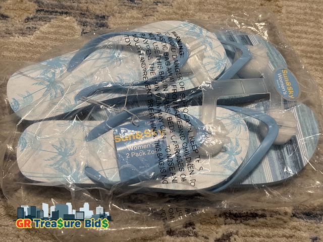 Lot 111-52523 - New Sun and sky women’s 2 pack zori size 7-8