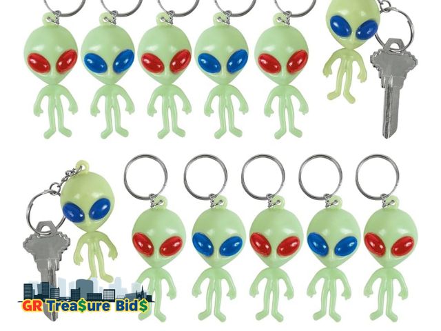 Lot 111-38847 - Alien Keychains - Party Favors and Handouts - 12 Pieces