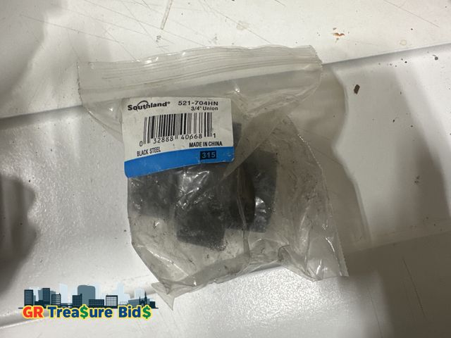 Lot 111-82672 - New Southland 521-704HN Ground Joint Union, 3/4", Black