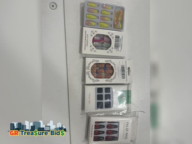 Lot 111-28707 - New 5 different designs of press on nails!