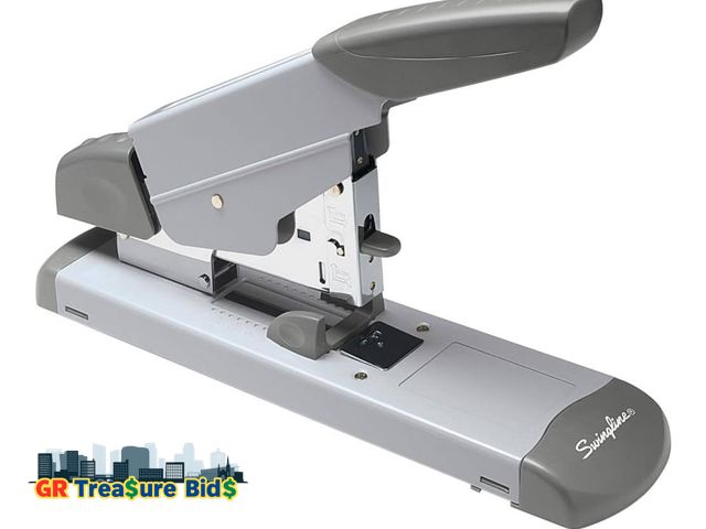 Lot 111-12819 - Swingline 39002 Deluxe Heavy-Duty Stapler 160-Sheet Capacity Platinum