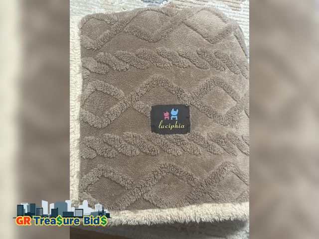 Lot 111-52454 - PetAmi Dog Blanket for Medium Large Dogs, Pet Bed Blanket Cat Puppy Kitten, Fleece Furniture Couch C...