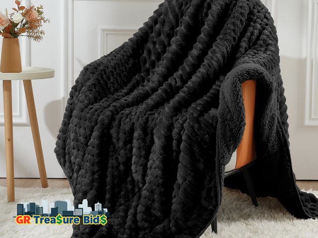 Lot 111-80657 - New Uttermara Fleece Weighted Blanket for Adults Queen Size 15lbs, Soft Sherpa Weighted Blankets for...