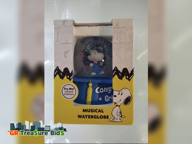 Lot 111-52145 - New Peanuts Snoopy Congrats Grad Graduation Musical Waterglobe Gift &amp; Collectable