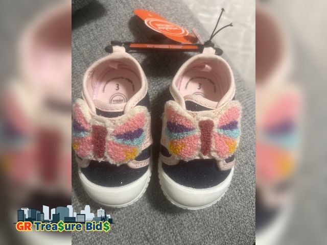 Lot 111-51130 - New Baby Shoes for Boys Girls First Walker Toddler Walking Shoes Barefoot Wide Toe Box Sneakers