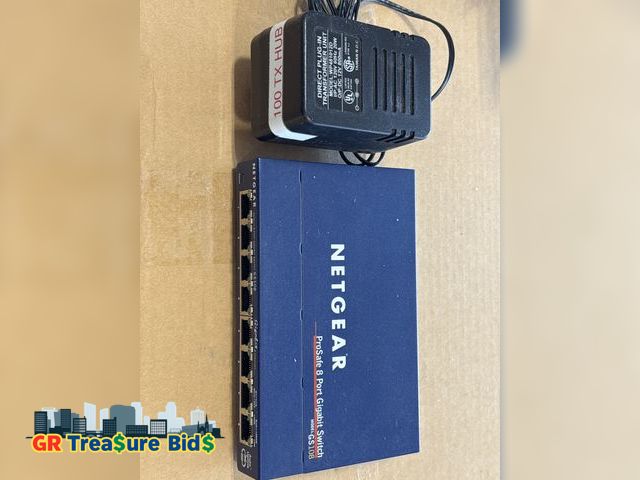 Lot 111-2097 - 1 NATGEAR GS108 8port NATGEAR, por safe 8 port Gigabite switch model GS108.with direct plug -in tran...