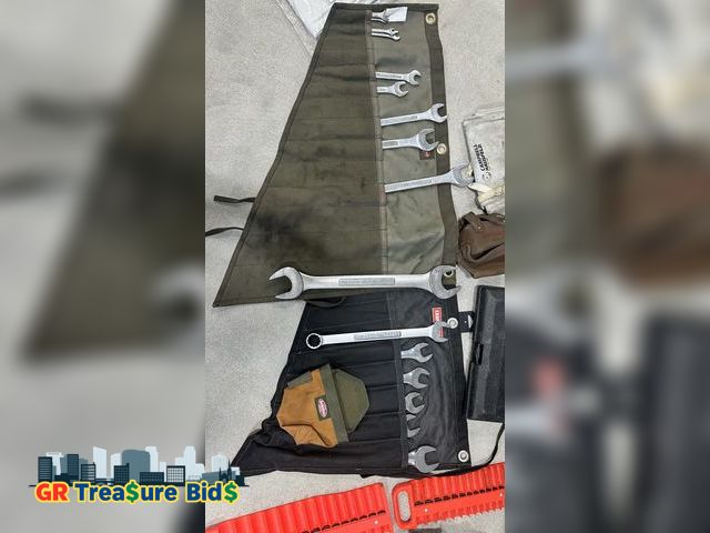 Lot 111-60363 - lot of tools and box