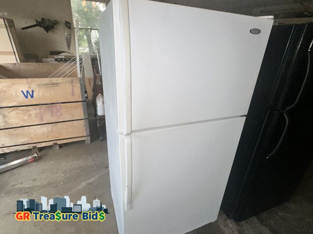Lot 111-8262 - Whirlpool 20.5-cu ft Refrigerator/Freezer Refrigerator 20.5-cu ft Top-Freezer Refrigerator ( White )...