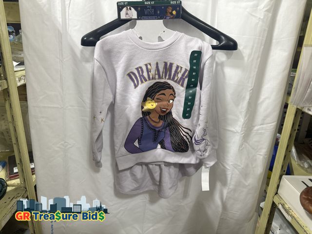 Lot 111-67306 - New Fifth Sun Men's Aladdin Jasmine Leader Portrait Sweatshirt with skirt