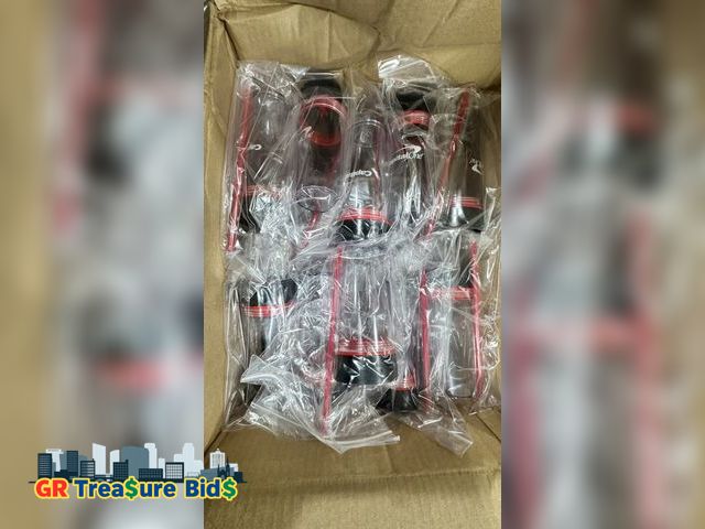 Lot 111-95914 - lot 30 water bottles