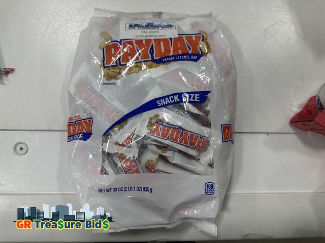 Lot 111-56194 - Bag of PAYDAY Peanut Caramel Snack Size, Candy Bulk Bag, 33 ozc