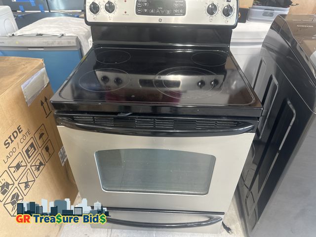 Lot 111-68726 - GE® JBP66MN4BS Range 30" Free-Standing Electric Range