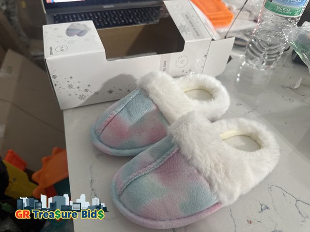 Lot 111-75470 - New Kids Tiedye Slippers Pink Pastel Cotton Candy size 11-12