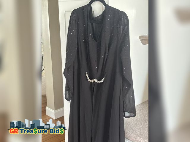 Lot 111-52313 - New Women Plus Size Formal Dresses - Evening Gown Long Sleeve Chiffon Beading Maxi Dress