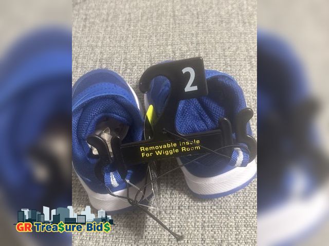 Lot 111-51136 - New Baby Shoes for Boys Girls First Walker Toddler Walking Shoes Barefoot Wide Toe Box Sneakers