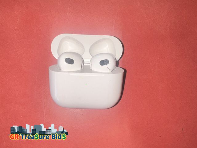 Lot 111-5272 - New Apple AirPods seems Used. powers on