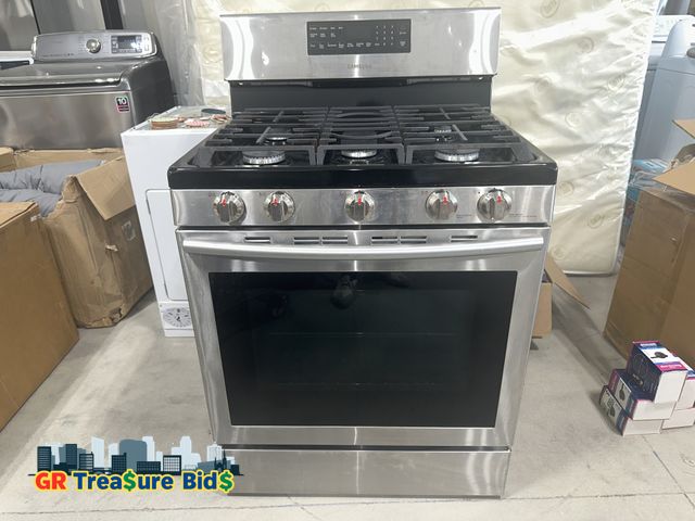 Lot 111-54543 - Samsung 30-in 5 burners 6.0-cu ft oven