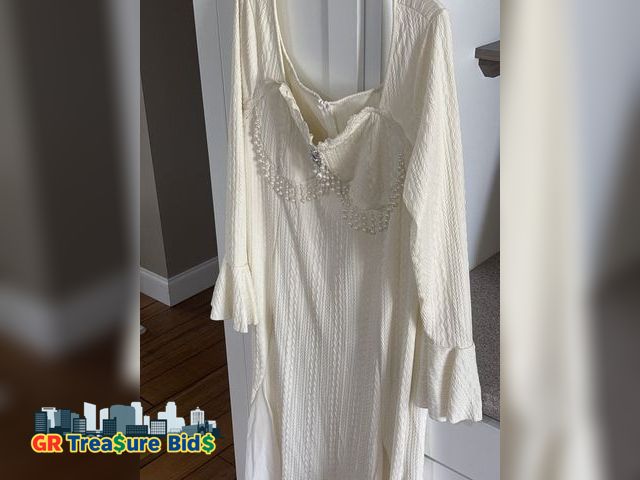 Lot 111-52314 - New Women Plus Size Formal Dresses - Evening Gown Long Sleeve Chiffon Beading Maxi Dress