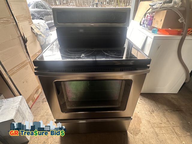 Lot 111-92672 - Whirlpool Range Range 30 in. 4-Burner Element Freestanding Electric Range in Stainless Stee