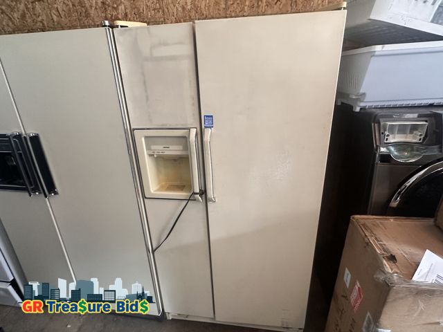 Lot 111-92672 - HotPoint CSX22GR Refrigerator/Freezer NO-FROST21.7 cu. fl. Refrigerator-Freezer