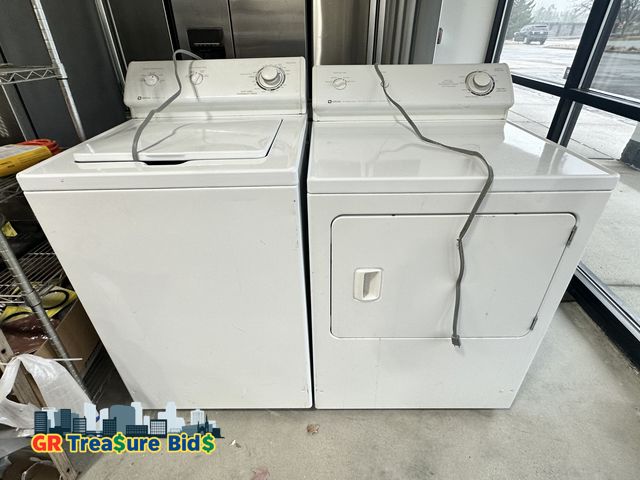 Lot 111-85377 - Maytag Washer &amp; Gas Dryer Set – Unknown Working Condition
Selling a vintage Maytag washer and ga...
