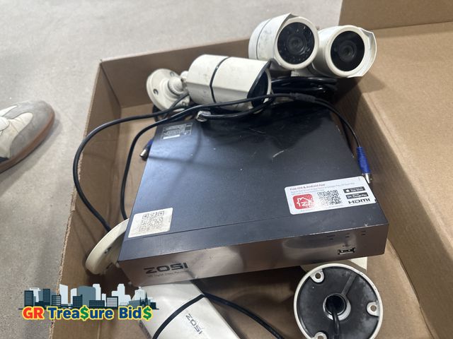 Lot 111-73784 - ZOSI HD DIGITAL VIDEO RECORDER WITH 5 Cameras. Powers on - no further testing done