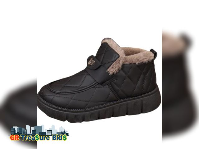 Lot 111-52481 - New Women's size 41 snow boots with thick lining, providing warmth and comfort. Anti-slip and durabl...