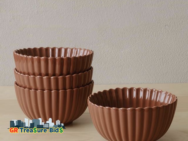 Lot 111-79847 - New 4 pack set of Flower-Shaped Daisy Bowl ceramic