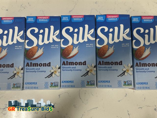 Lot 111-73622 - lot of (5) Silk Shelf-Stable Almondmilk, Unsweetened Vanilla, Dairy-Free, Vegan, Non-GMO Project Ver...