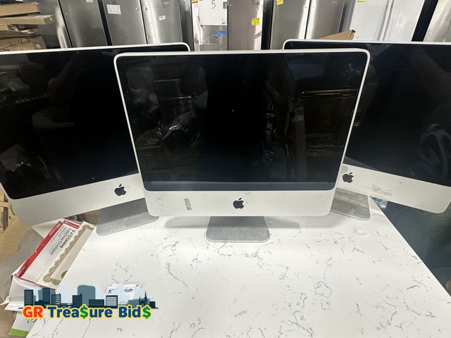 Lot 111-74247 - 3 Apple iMac