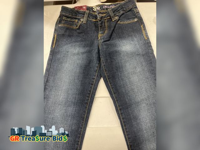 Lot 111-39314 - New  Girls size 8 adjustable waist skinny jeans. Dark denim style.