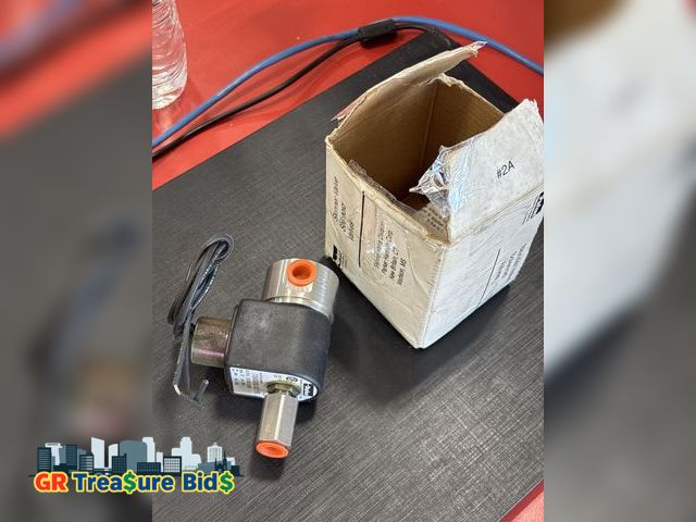 Lot 111-4025 - 1 New! Parker solenoid valve. #71295SN2KNJ1N0C111P3,skinner valve solenitvalves.