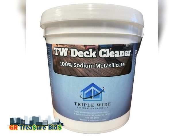 Lot 111-01470 - TW Deck Cleaner - 100% Sodium Metasilicate Deck and Fence Cleaner