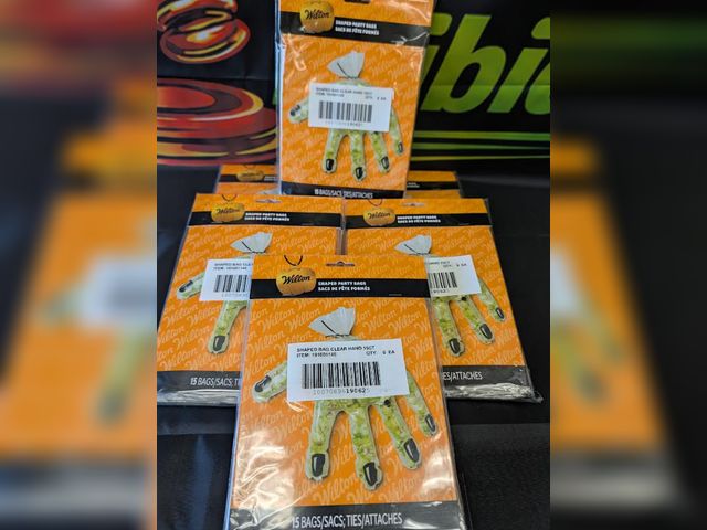 Lot 112-0289-22C - 6 to a lot. Hand shaped bags. Clear. New.