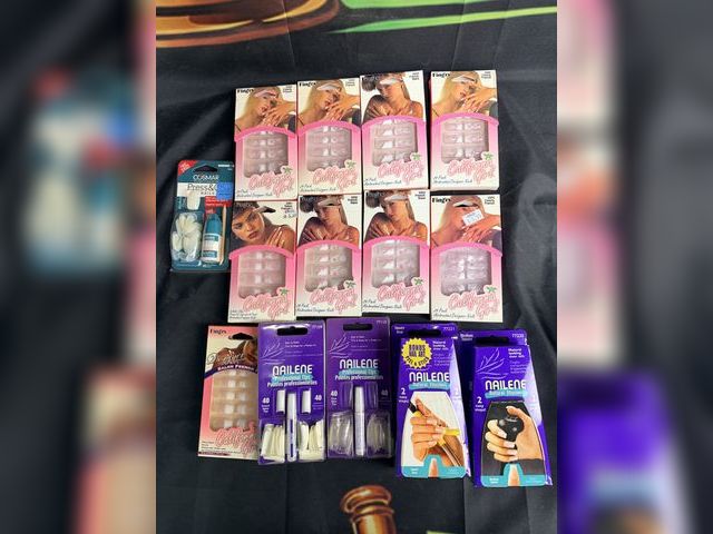 Lot 112-0236-21a - New Lot of 14 fake nail kits new in box