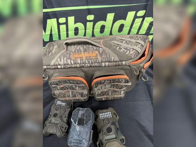 Lot 112-0112-21b - Trail camera bag with 3 trail cameras