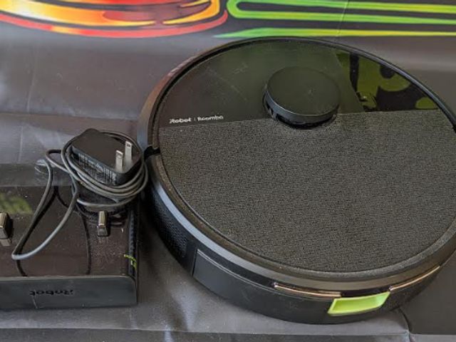 Lot 112-0269-22B - gently used. Looks brand new. Roomba vacuum. Roomba robot with charge port. Model# RCC-Y2. Gently us...