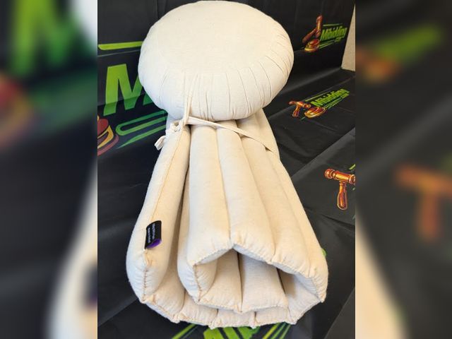 Lot 112-0294-22C - New Leewadee meditation mat with pillow. New.