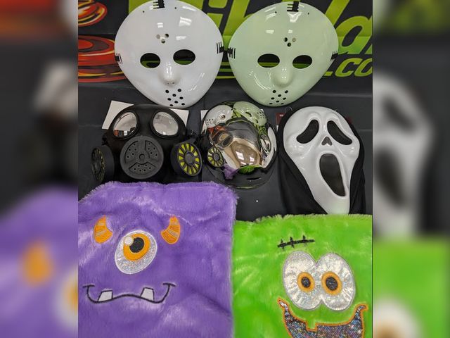 Lot 112-0552-31C-1 - Lot of 5 assorted Halloween masks. New.