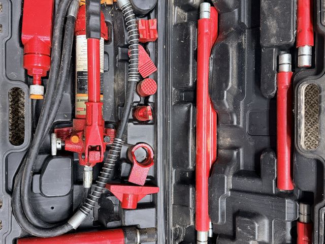 Lot 112-003-21b - New Pittsburgh 4 ton hydraulic porto power kit