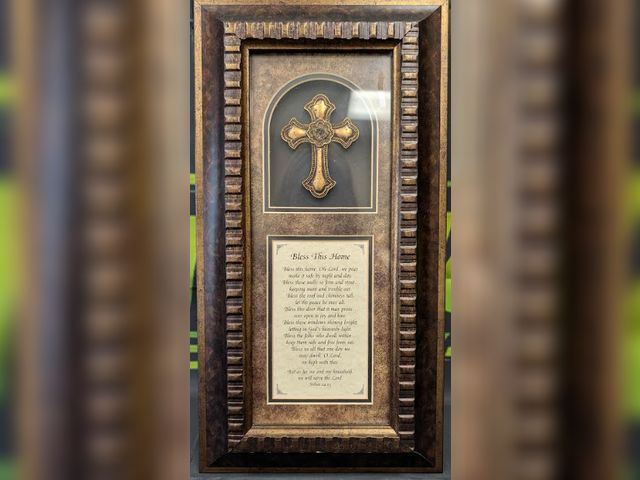 Lot 112-0283-2C - Beautiful bless this home - Joshua 24:15 (3D cross) fleur. 10 X 18. New.