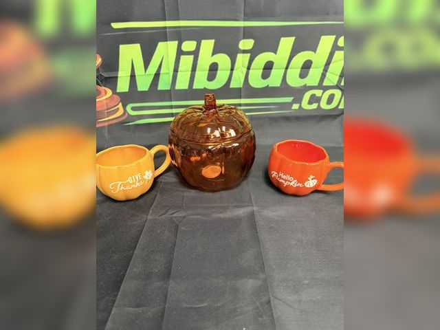 Lot 112-0545-23b-1 - New Lot of 3 glass fall/Halloween decorations.